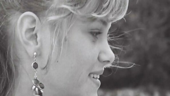 Η λαμπερή νοικοκυρά Cleo Summers αυνανίζεται στην κουζίνα