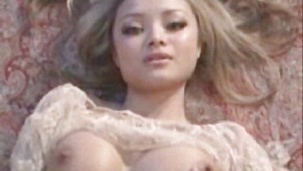 Η Jenna Sativa ικανοποιεί την ευέλικτη συγκάτοικο της