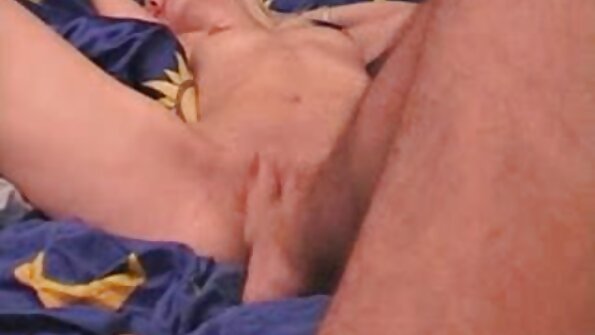 Η Ashly Anderson τυλίγει τα χείλη και το μουνί της γύρω από το λίπος κόκορας