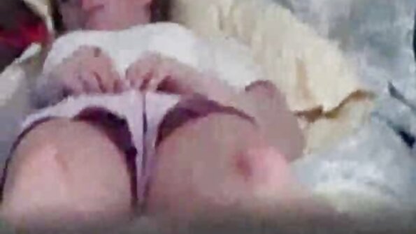 Το αυθάδικο πορνό μωρό με ψηλές μπότες γαμιέται βάναυσα